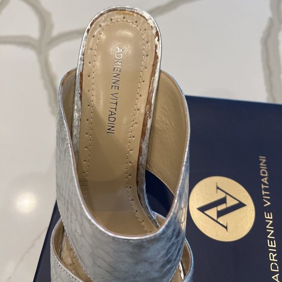 NIB Adrienne Vittadini Gunn Silver Metallic Snakeskin Sandals/Mules Size 8 1/2 - Picture 9 of 10